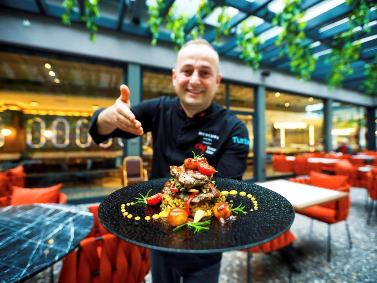 Mercure Trabzon Hotel Exterior photo A waiter serving a meal