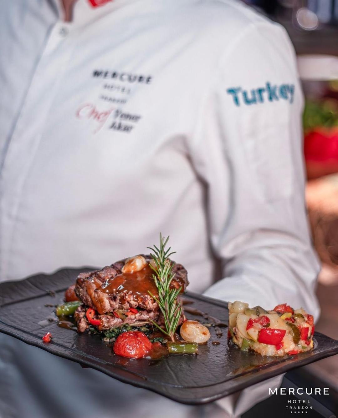 Mercure Trabzon Hotel Exterior photo Chef serving a meal
